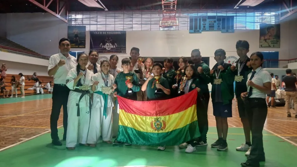 La comitiva nacional con sus medallas y la bandera boliviana. Foto: Feboka.