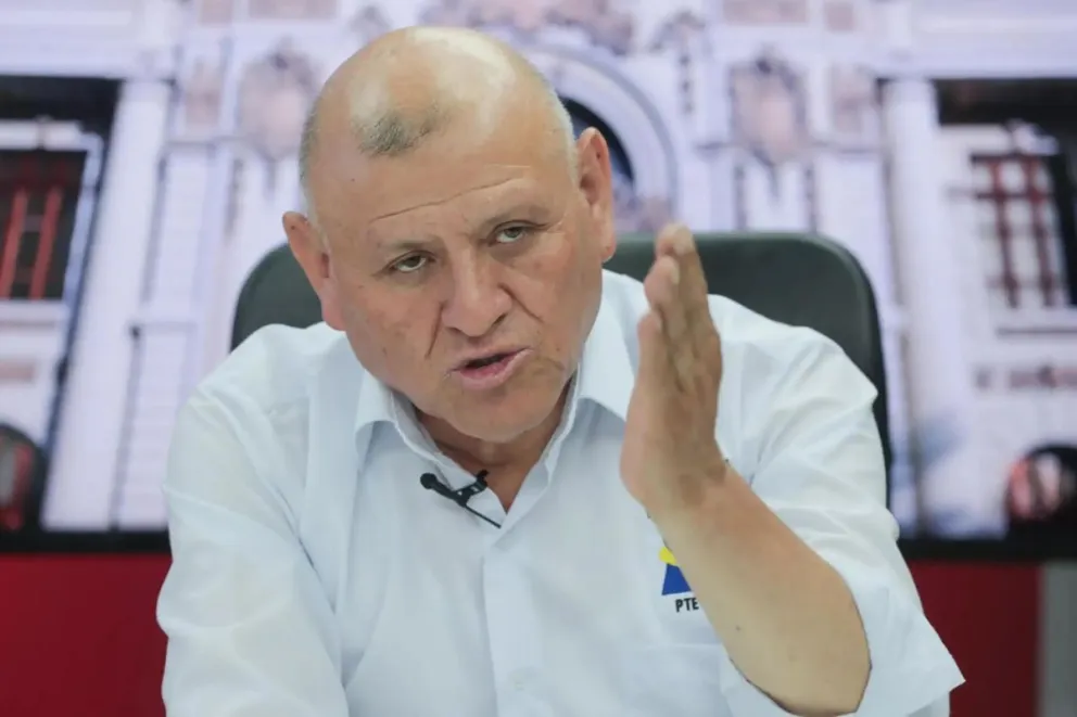 Fotografía cedida este domingo por la agencia Andina que muestra a Napoleón Becerra García, candidato presidencial por el Partido de los Trabajadores y Emprendedores (PTE-Perú). Foto: EFE