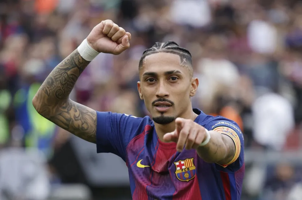 Raphinha celebra uno de sus goles para el Barcelona. Foto: EFE.