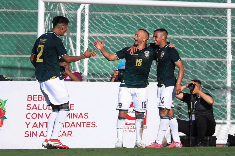 Godoy, al centro, celebra el segundo gol junto a Torrez y Matheus. Foto: APG