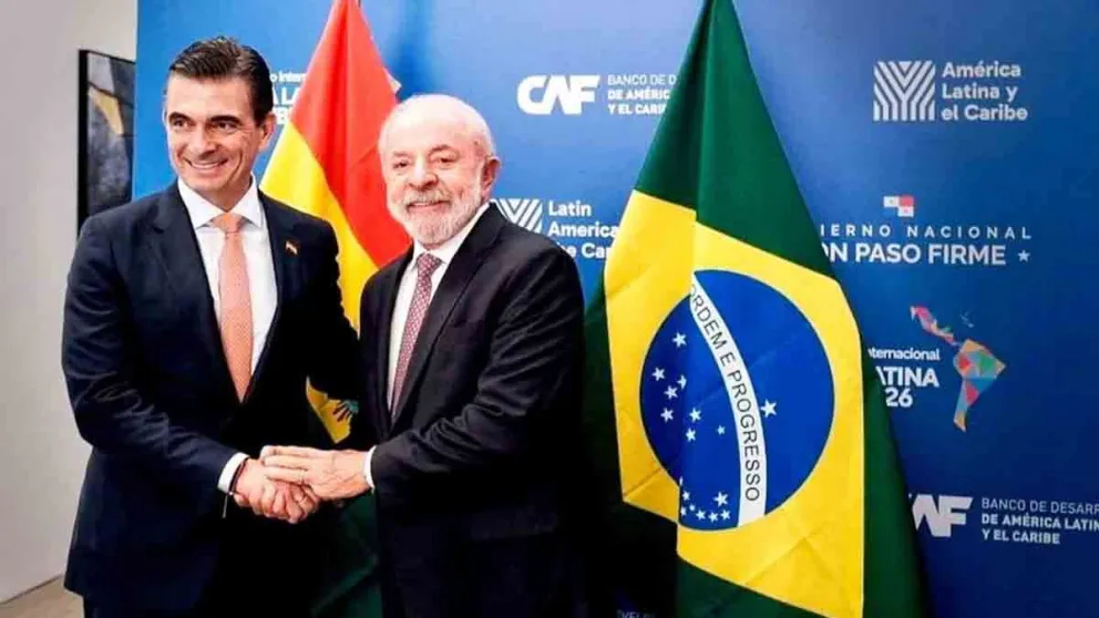 El presidente de Bolivia, Rodrigo Paz, junto al presidente de Brasil, durante el Foro Económico de la CAF. Foto: ABI