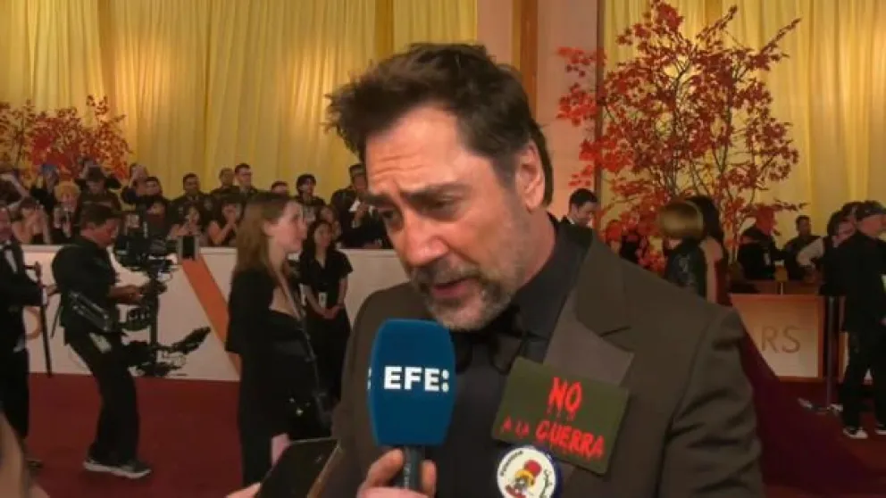 Captura de video que muestra al actor español Javier Bardem hablando con EFE en la alfombra roja durante la 98º edición de los premios Óscar este domingo. Foto: EFE