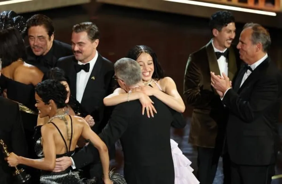 Paul Thomas Anderson (centro izquierda) abraza a Chase Infiniti (centro) junto a Leonardo DiCaprio (segundo por la derecha, atrás) y Teyana Taylor (adelante izquierda) tras ganar el Oscar a la Mejor Película por "One Battle After Another". Foto: EFE