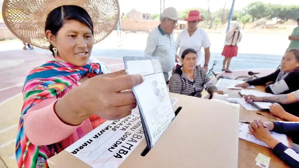 Imagen referencial de una persona votando. Foto: Opinión