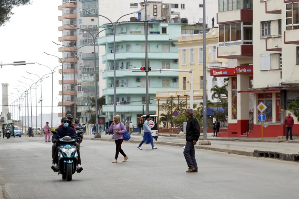Personas que transitan por una calle en La Habana (Cuba). Foto: EFE