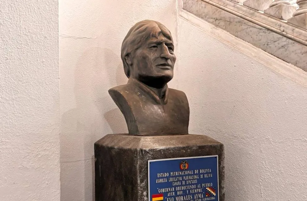 El busto de Evo Morales aún permanece en el hall del antiguo edificio de la ALP. Foto: Senado