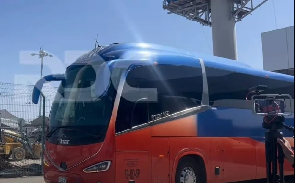 El bus de la delegación boliviana sale del aeropuerto de Monterrey rumbo a La Capilla. Foto: captura de video RDC