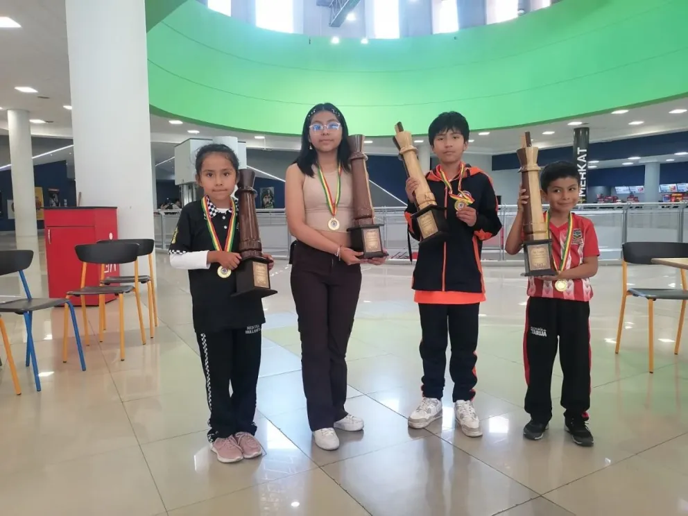 Los cuatro campeones del torneo tarijeño. Foto: Federación Boliviana de Ajedrez.