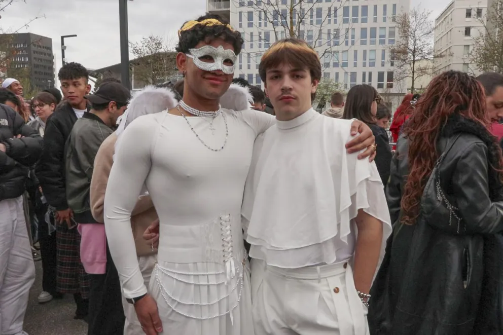 Como peregrinos de una nueva religión, la de la música y la nueva estética de Rosalía, fans hacen cola esta tarde en Lyon, horas antes del primer concierto de la gira de "Lux". Foto: EFE