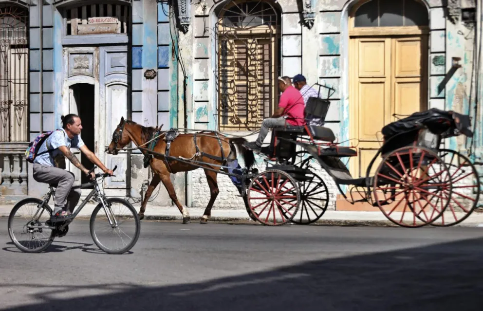Personas transitan por una calle en La Habana (Cuba). Foto: EFE