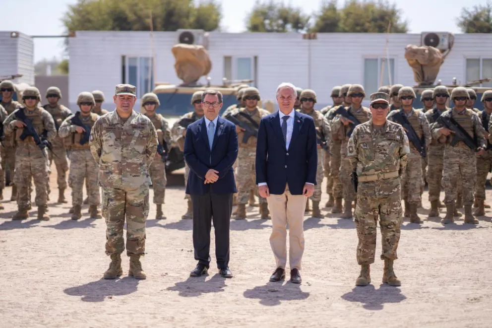 Fotografía cedida por Presidencia de Chile que muestra al mandatario, José Antonio Kast (c-d), junto al ministro de Defensa Nacional, Fernando Barros (c-i), visitando el complejo fronterizo Chacalluta este lunes, en Arica (Chile). Foto: EFE