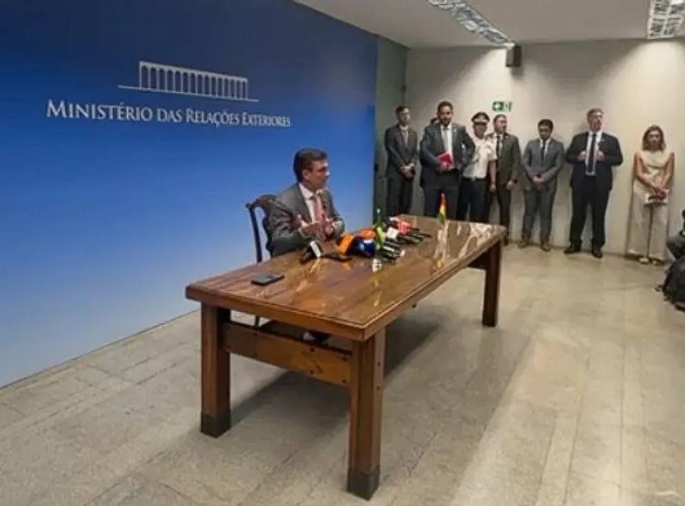 El presidente Rodrigo Paz, dando una conferencia de prensa tras el encuentro con Lula en Brasil. Foto: Captura de video