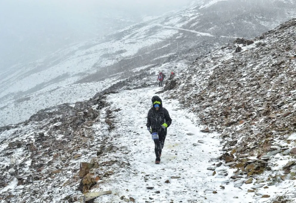 Un grupo de atletas van por un sector de nieve durante la competencia. Foto: Skyrunning Bolivia.
