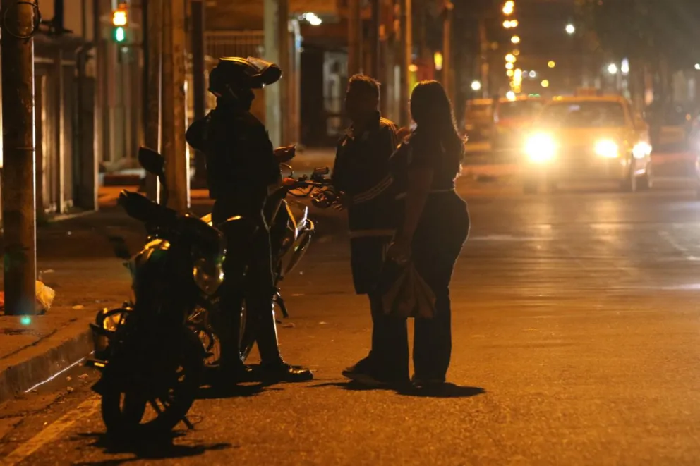 Un integrante de la Policía de Ecuador conversa con ciudadanos tras el toque de queda este domingo, en Guayaquil (Ecuador). Foto: EFE