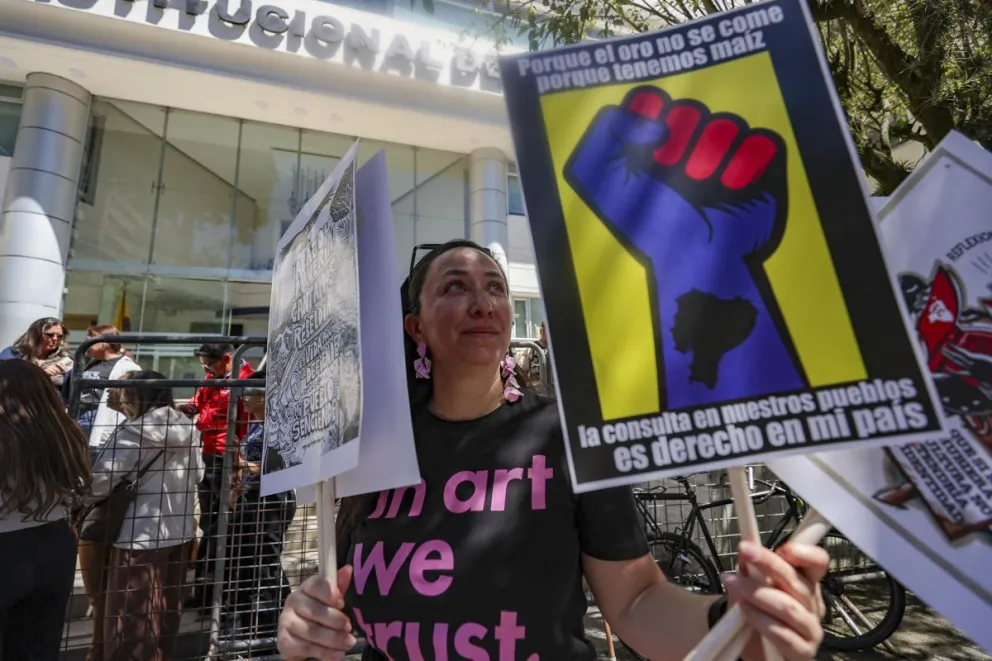 Una persona participa en una manifestación frente a la Corte Constitucional (CC) este lunes, en Quito (Ecuador). Foto: EFE
