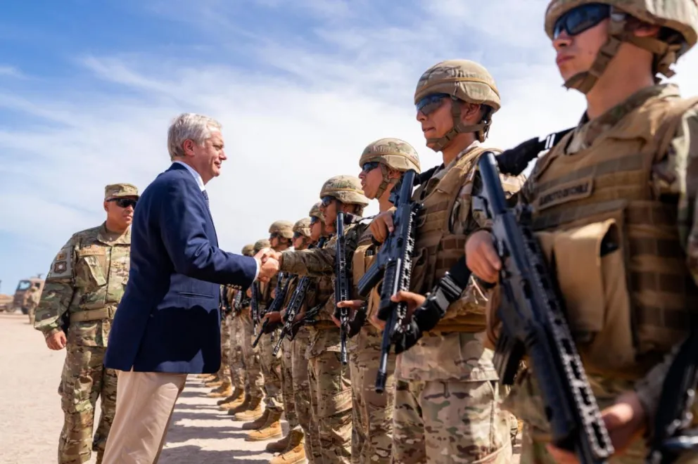 Fotografía cedida por Presidencia de Chile que muestra al mandatario, José Antonio Kast (i), saludando a militares en el punto de Observación Fronteriza en el complejo Chacalluta este lunes, en Arica (Chile). Foto: EFE