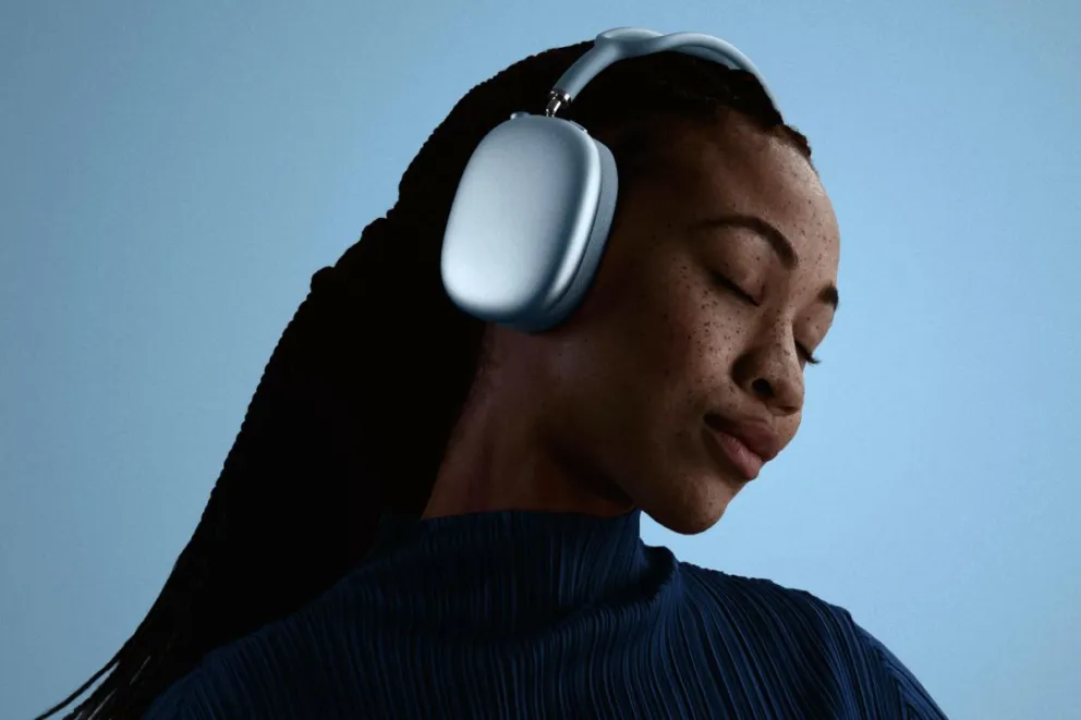 Fotografía difundida este lunes por Apple que muestra a una persona usando los auriculares AirPods Max 2. Foto: EFE/ Apple