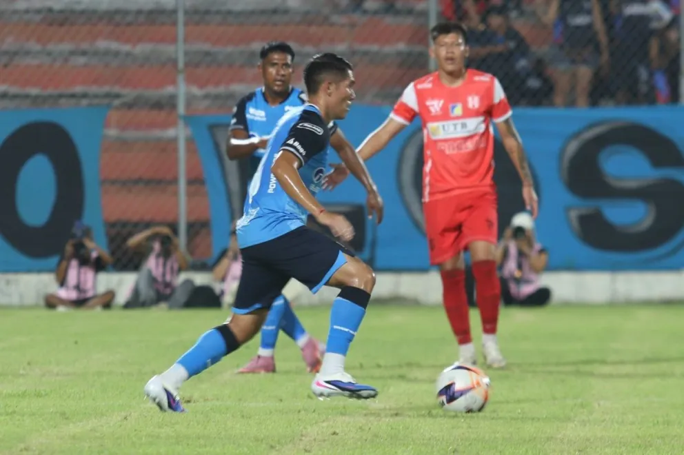 Incidencia entre Blooming (de celeste) e Independiente. Foto: APG.