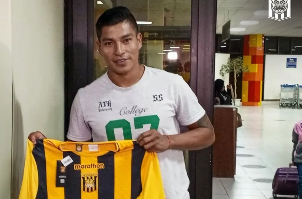 Fran Supayabe con la camiseta de The Strongest el día que llegó a La Paz en enero de 2025. Foto: Club The Strongest