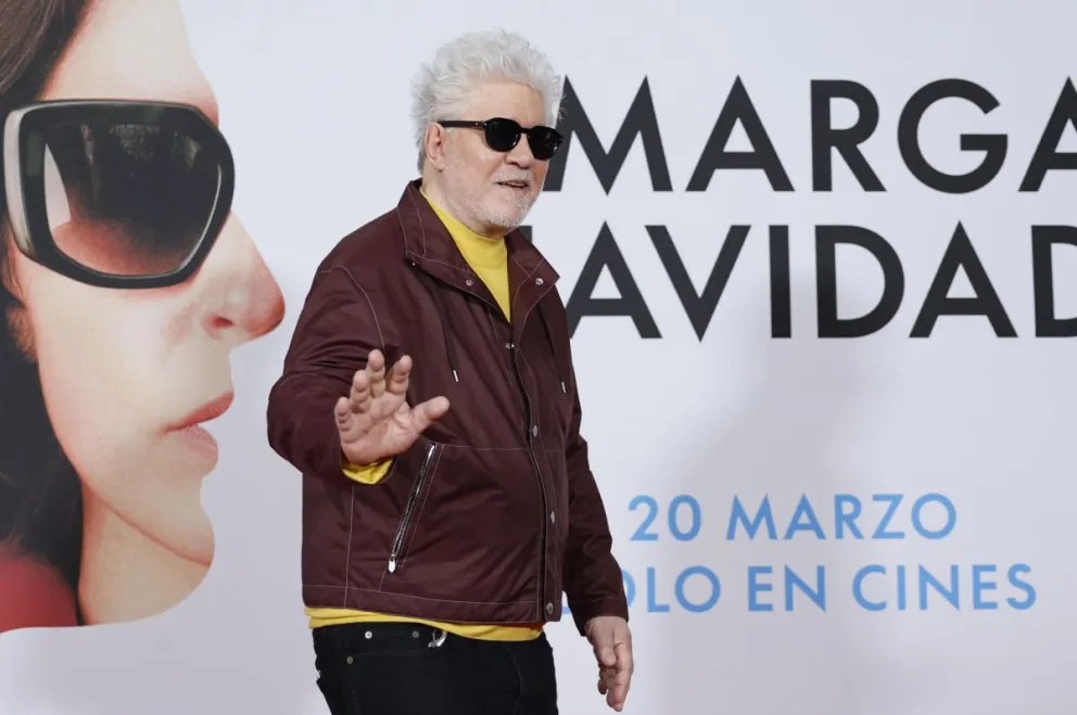 El director de cine Pedro Almodóvar posa durante la presentación de su "Amarga Navidad", la película que estrenará el viernes 20 de marzo en cines. Foto: EFE