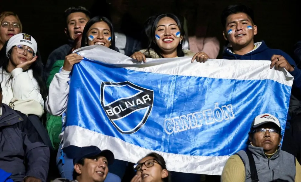 Hinchas de Bolívar que aguardan el cambio de autoridades en esa institución. Foto: CB