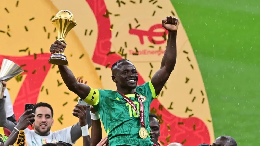 El jugador de Senegal Sadio Mane levanta la Copa África ganada en Rabat el pasado 18 de enero. Foto: EFE.