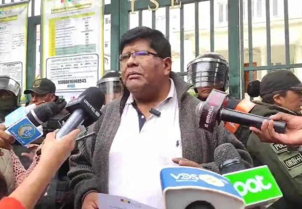 El candidato a la Alcaldía de El Alto por Unión por el Cambio (UPC), Eliser Roca, en puertas del TSE. Foto: Captura