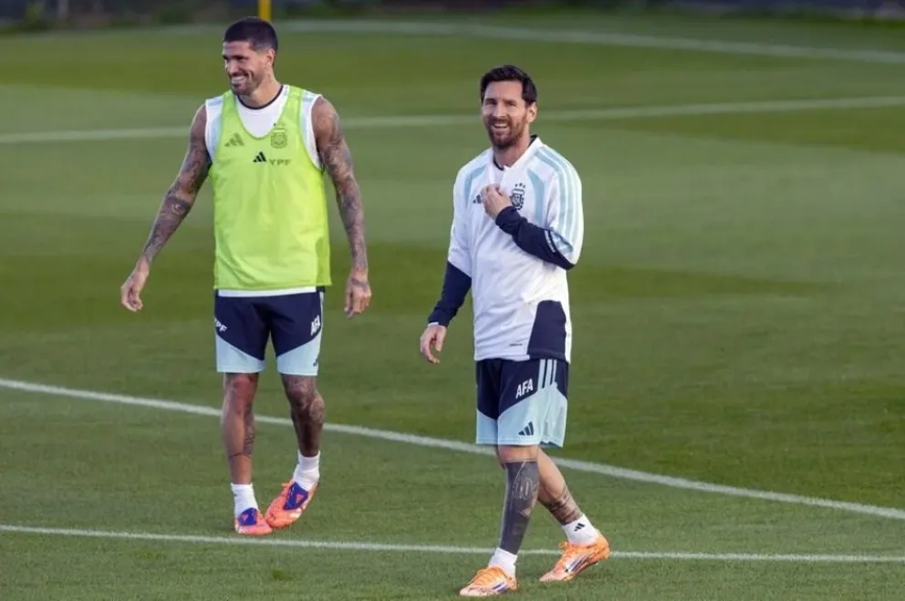 Messi (der.) y De Paul, durante un entrenamiento anterior. Foto: EFE.