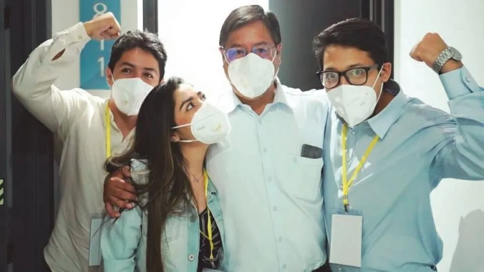 Otros tiempos. El expresidente Luis Arce y sus tres hijos. Foto: RRSS