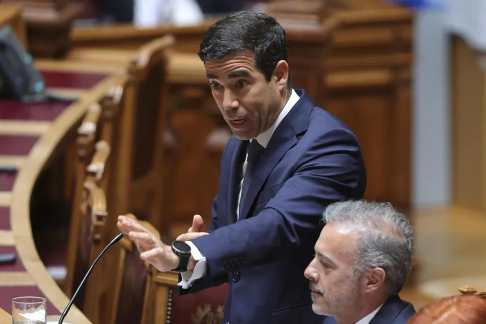 El ministro portugués de Presidencia, Antonio Leitao Amaro, durante un debate en el Parlamento en Lisboa, Portugal. Foto: EFE