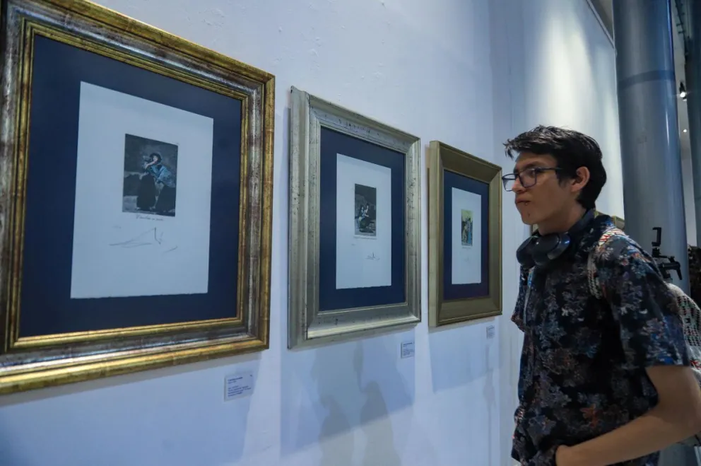 Una persona observa obras de la exposición 'Del capricho al disparate: Goya-Dalí' este 18 de marzo de 2026, en el Museo Nacional de Arte (MNA) en La Paz. Foto: EFE