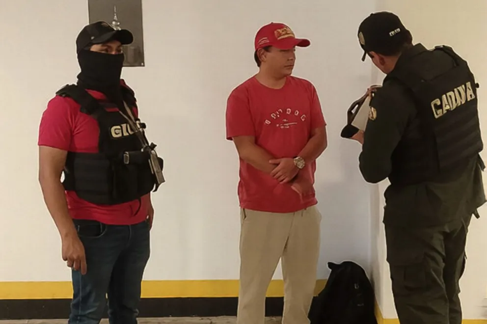 El hijo de Luis Arce, tras ser aprehendido en Equipetrol. Foto: APG