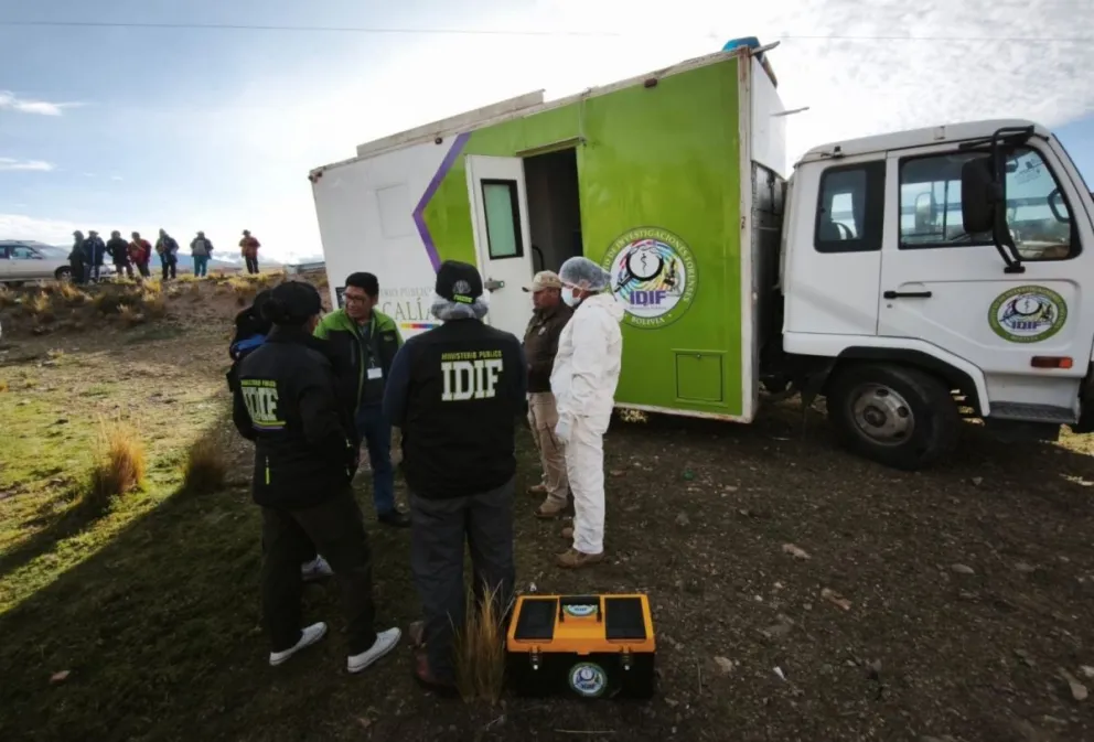 Peritos del IDIF toman muestras para la investigación de uno de los casos de feminicidio. Foto: Ministerio Público