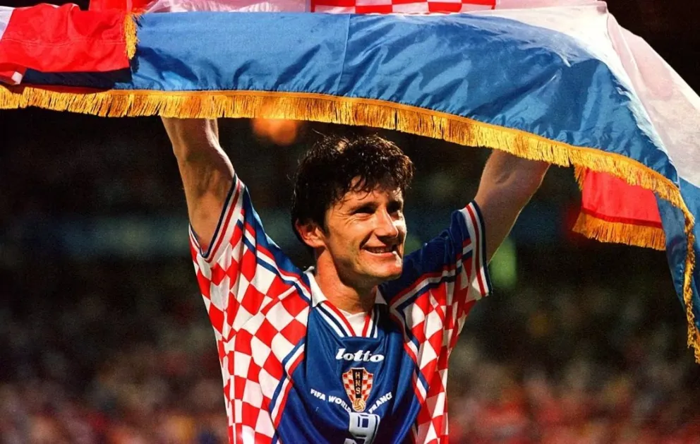 Davor Šuker levanta la bandera de Croacia. Foto: FIFA.