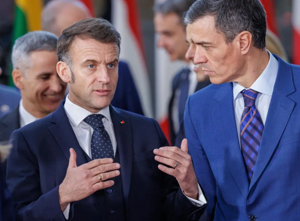 El presidente del Gobierno español, Pedro Sánchez, y el presidente francés Enmanuel Macron, durante la reunión formal de los miembros del Consejo Europeo en Bruselas, Bélgica, este jueves. Foto: EFE
