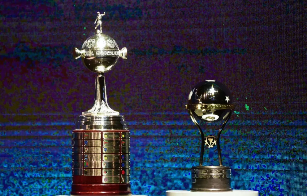 Los trofeos de la Libertadores y de la Sudamericana. Foto: Conmebol.