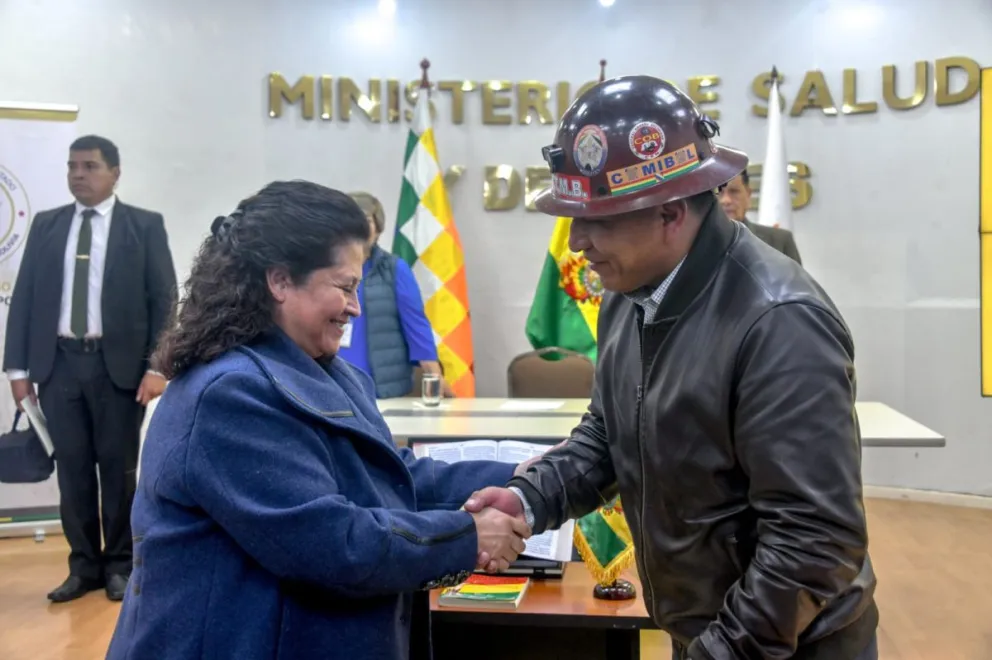 El nuevo presidente del directorio de la CNS, Whodin Caracila, secretario de Conflictos de la FSTMB, fue posesionado hoy en el cargo por la ministra de Salud. Foto: Erbol