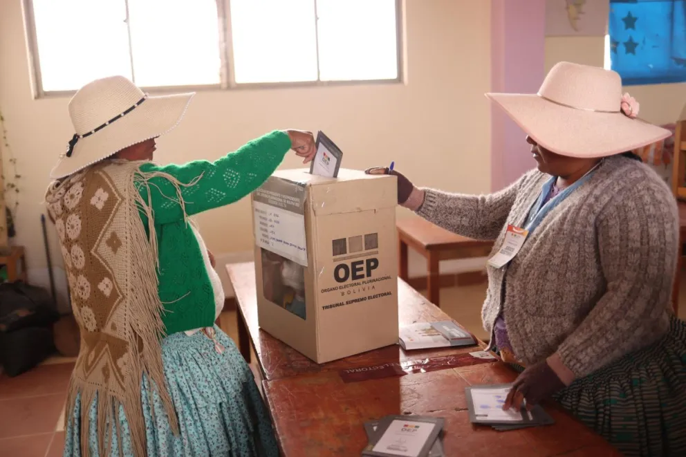 Una mujer vota en la comunidad de Laja (Bolivia). Foto: EFE