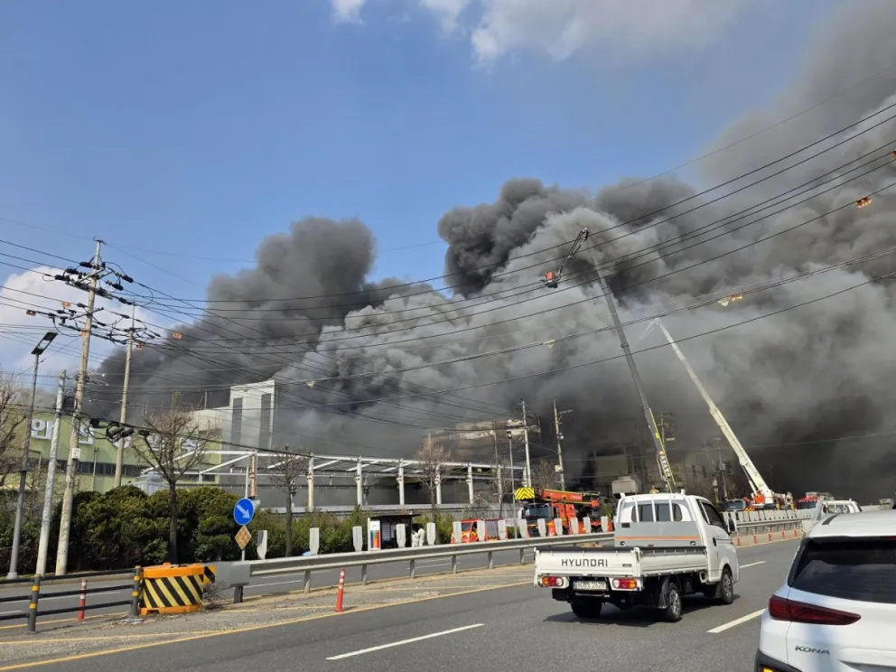 Un incendio sucedido este viernes en una planta de componentes automotrices en la ciudad surcoreana de Daejeon. Foto: EFE 