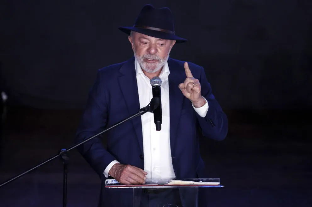 El presidente de Brasil, Luiz Inácio Lula da Silva, habla durante la ceremonia de entrega del título de doctor honoris causa póstumo al exmandatario uruguayo José 'Pepe' Mujica. Foto: EFE
