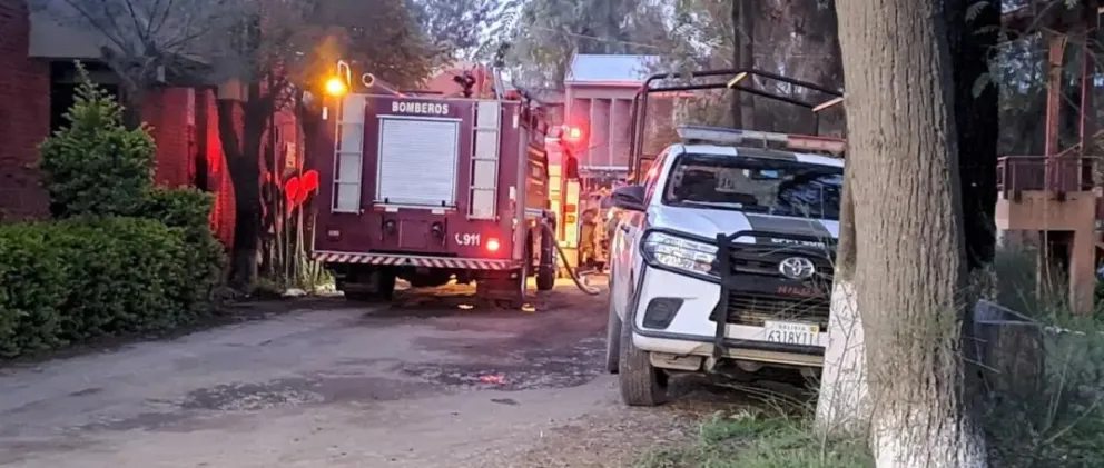 La Unidad de Bomberos continúa en el lugar. Foto: Unitel
 
