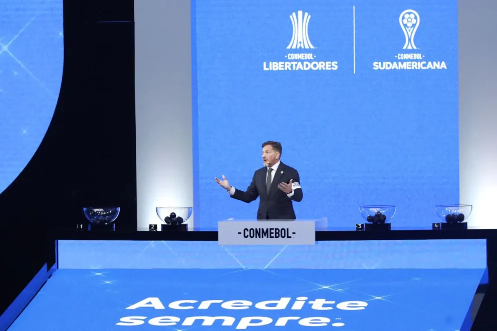 Alejandro Domínguez, presidente  de la Conmebol, anuncia los premios de la Libertadores y la Sudamericana. Foto: EFE.