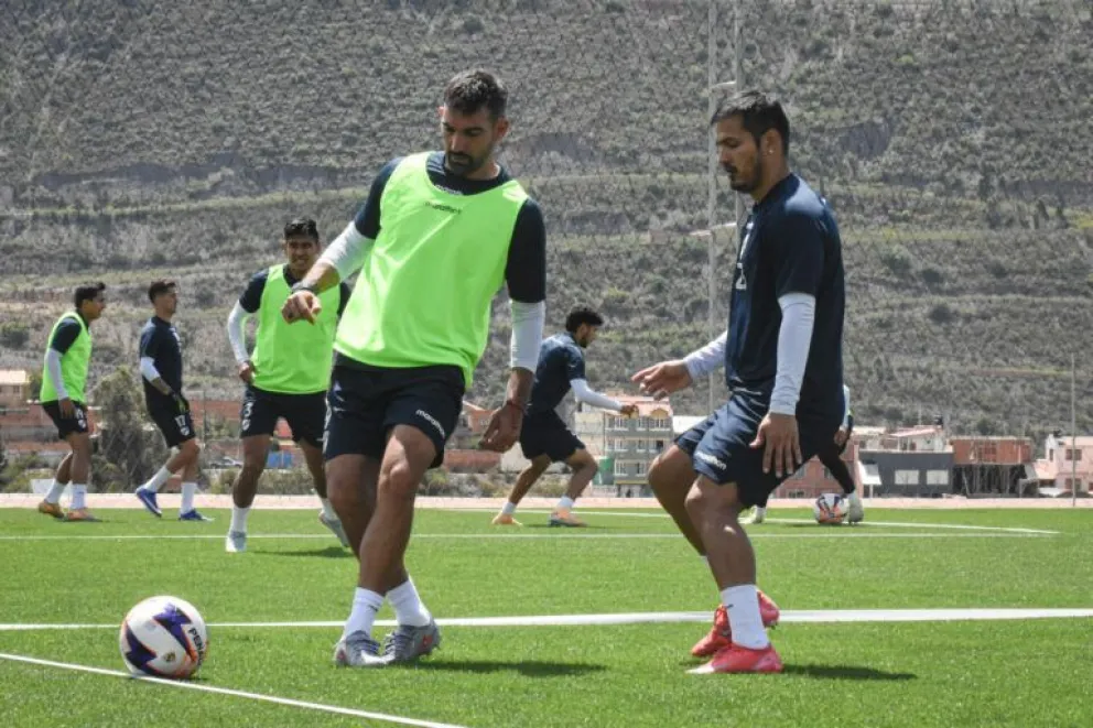 Cauteruccio (izq.) y Justiniano, durante una práctica celeste en Ananta. Foto: Club Bolívar.