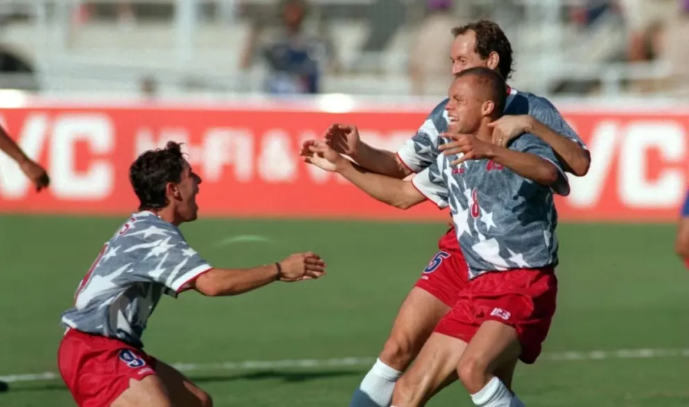 Stewart (segundo desde la derecha) celebra con sus compañeros. Foto: FIFA.