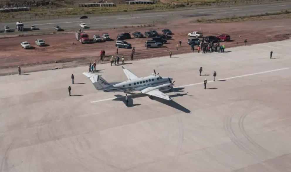 Una vista de la aeronave y la pista aérea del aeropuerto de Potosí. Foto: Asamblea Legislativa de Potosí