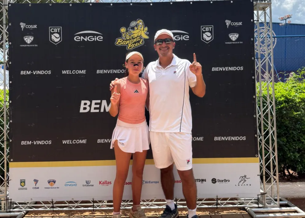 Bustillos (izq.) junto a su entrenador Marco Rojas en Brasil. Foto: FBT.