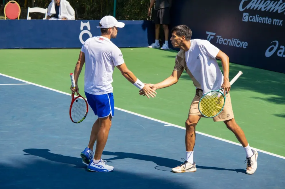 Zeballos (der.) se da la mano con Reyes-Varela. Foto: Morelos Open.