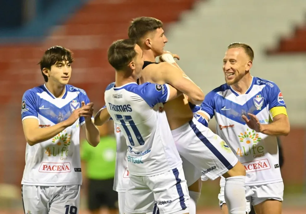 Jugadores de GV San José festejan el primero de sus goles. Foto: Agencia Marka Registrada.