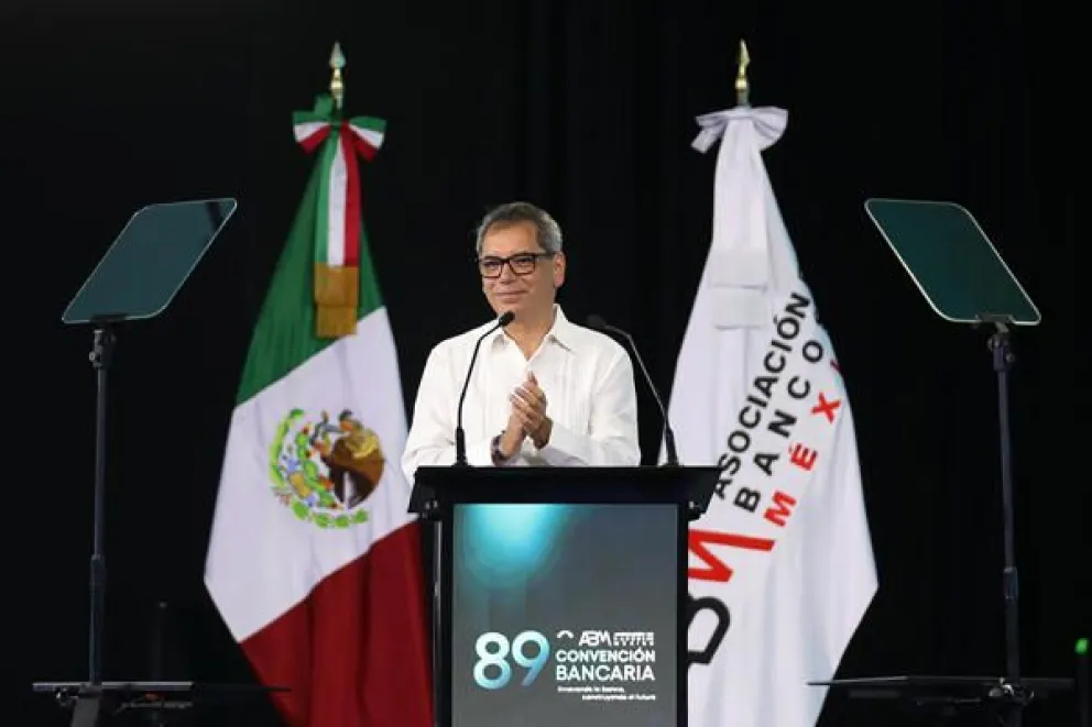 El secretario de Hacienda de México, Édgar Amador, habla durante una rueda de prensa en el marco de la 89 Convención Bancaria este viernes, en Cancún (México). Foto: EFE 