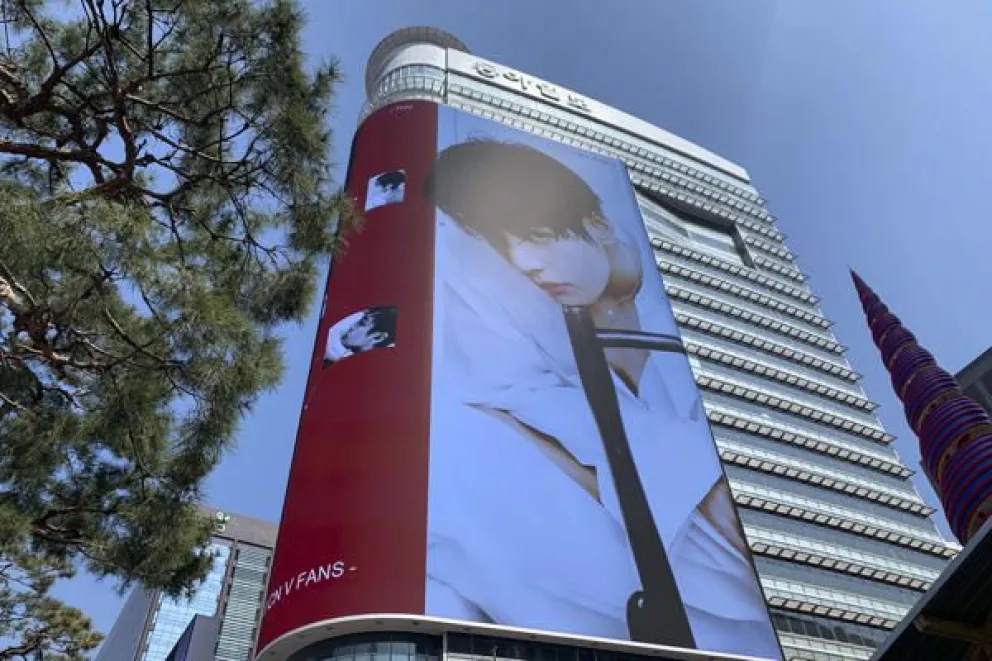 Una pantalla gigante muestra la foto de un integrante de la superbanda de K-pop BTS antes de su concierto de este sábado en la plaza de Gwanghwamun, en el centro de Seúl Foto: EFE